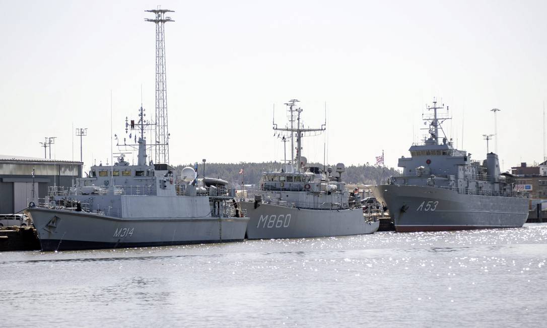 Três navios de países da Otan chegam a porto da cidade finlandesa de Turku, onde participam de manobras com a Marinha local Foto: LEHTIKUVA / via REUTERS