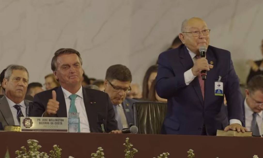 Bolsonaro gesticula ao lado do pastor José Wellington Bezerra Costa, presidente de honra da CGADB: pedido de voto em culto Foto: Reprodução