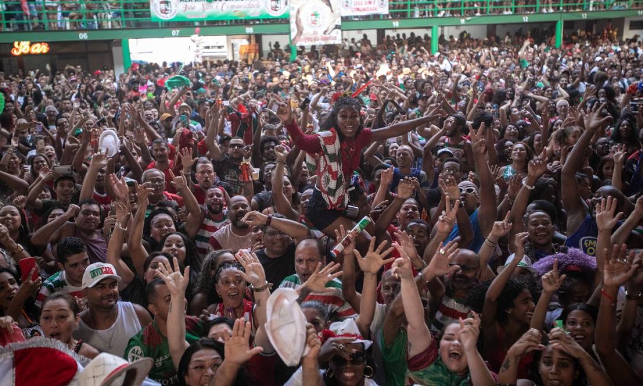 Multidão comemora o primeiro título da Grande Rio como campeã do carnaval do Rio de Janeiro Foto: Brenno Carvalho / Brenno Carvalho/Agência O Globo