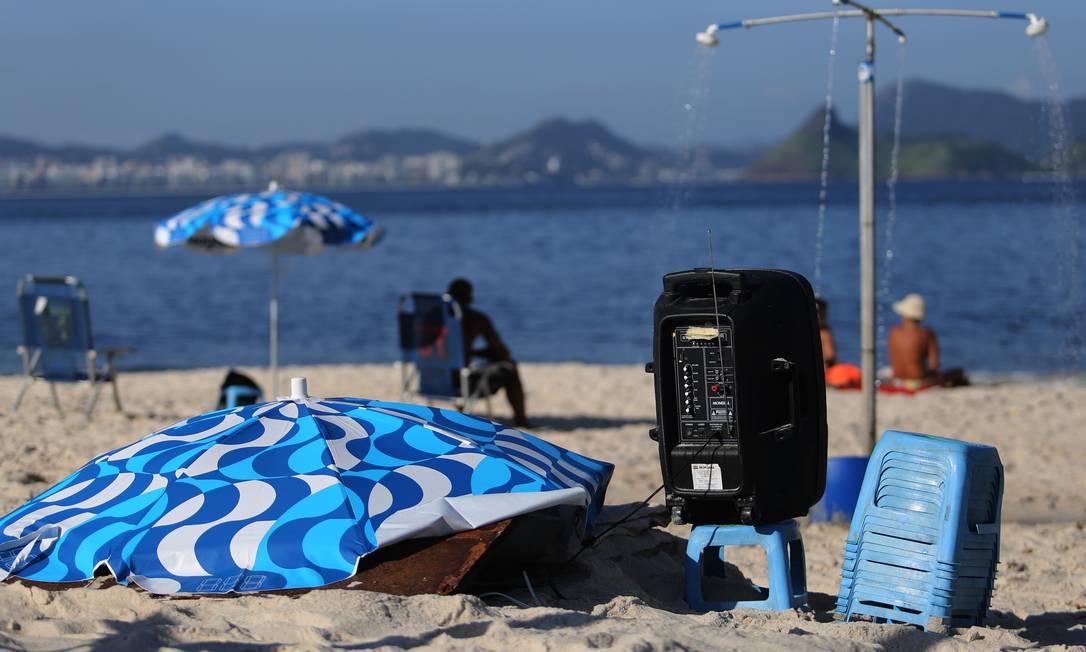Música à beira-mar. Caixa de som ligada via bluetooth em barraca na Praia do Flamengo. Foto: Lucas Tavares / Agência O Globo