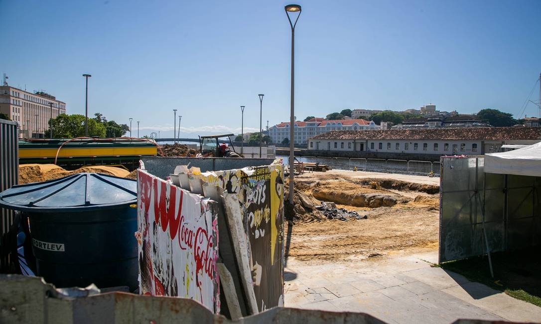 Homens trabalham nas obras da Orla Conde: um dos buracos já está parcialmente fechado Foto: Rebecca Alves / Agência O Globo