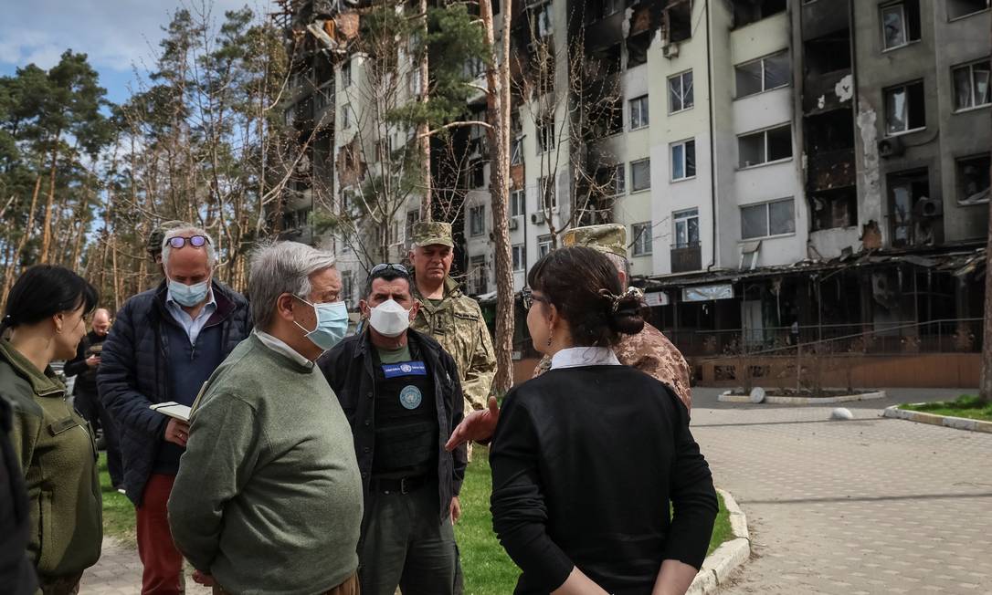 Secretário-geral da ONU, António Guterres, em visita à cidade de Irpin, nos arredores de Kiev Foto: GLEB GARANICH / REUTERS