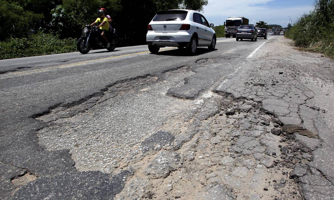 Rodovia esburacada no Rio: falta dinheiro para manutenção de estradas federais Foto: Custódio Coimbra / Arquivo/Agência O Globo