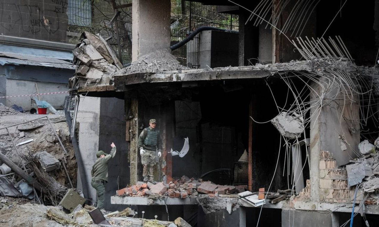 A Rússia lançou uma série de ataques aéreos contra a capital ucraniana, Kiev, durante a visita do secretário-geral da ONU, António Guterres, à cidade Foto: GLEB GARANICH / REUTERS