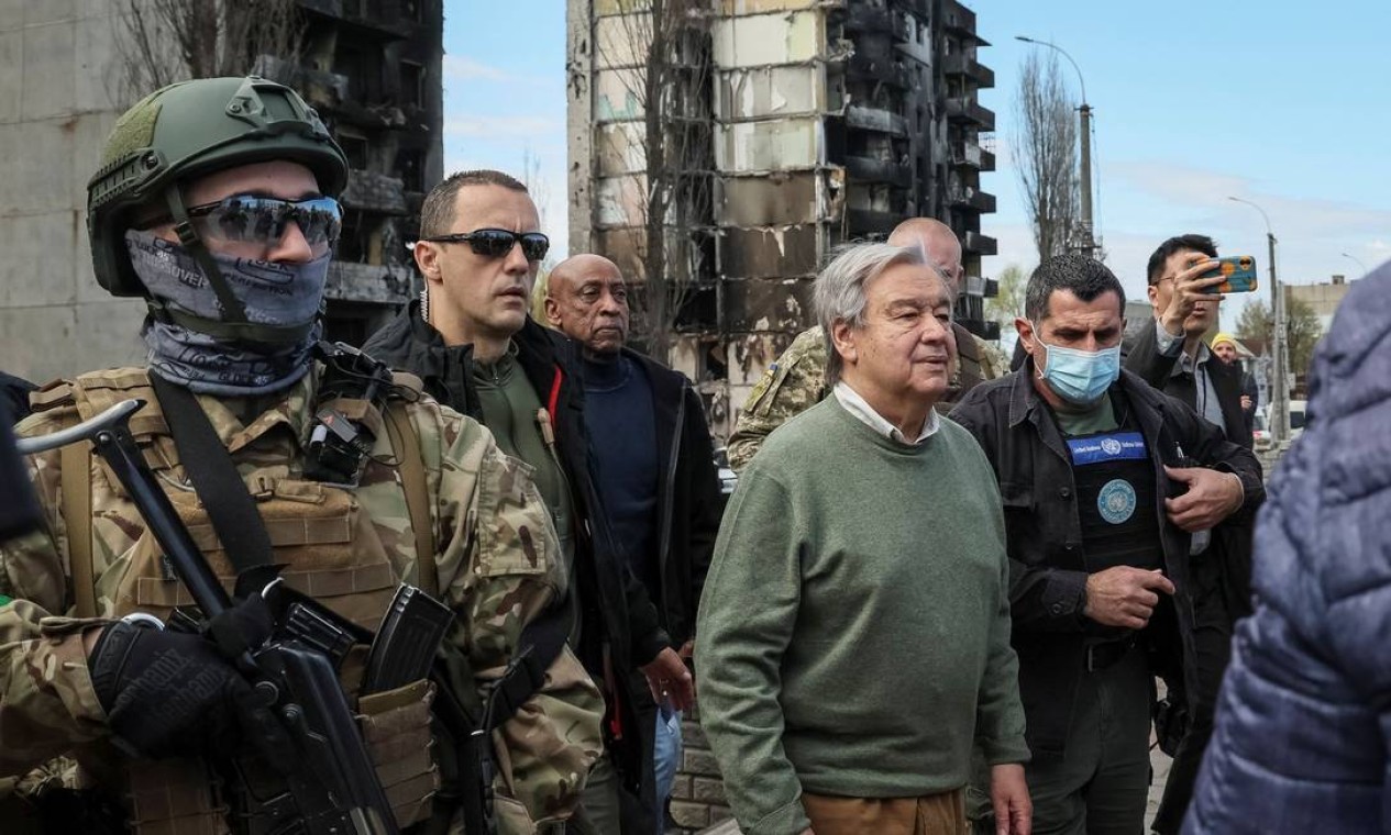 O secretário-geral da ONU, António Guterres, em visita a cidade de Borodianka, enquanto o ataque da Rússia à Ucrânia continua, fora de Kiev Foto: GLEB GARANICH / REUTERS - 28/04/2022