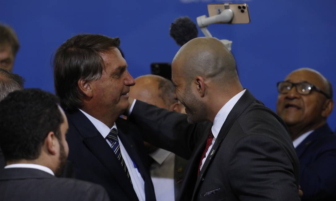 O presidente Jair Bolsonaro cumprienta o deputado Daniel Silveira durante evento no Palácio do Planalto Foto: Cristiano Mariz/Agência O Globo/27-04-2022
