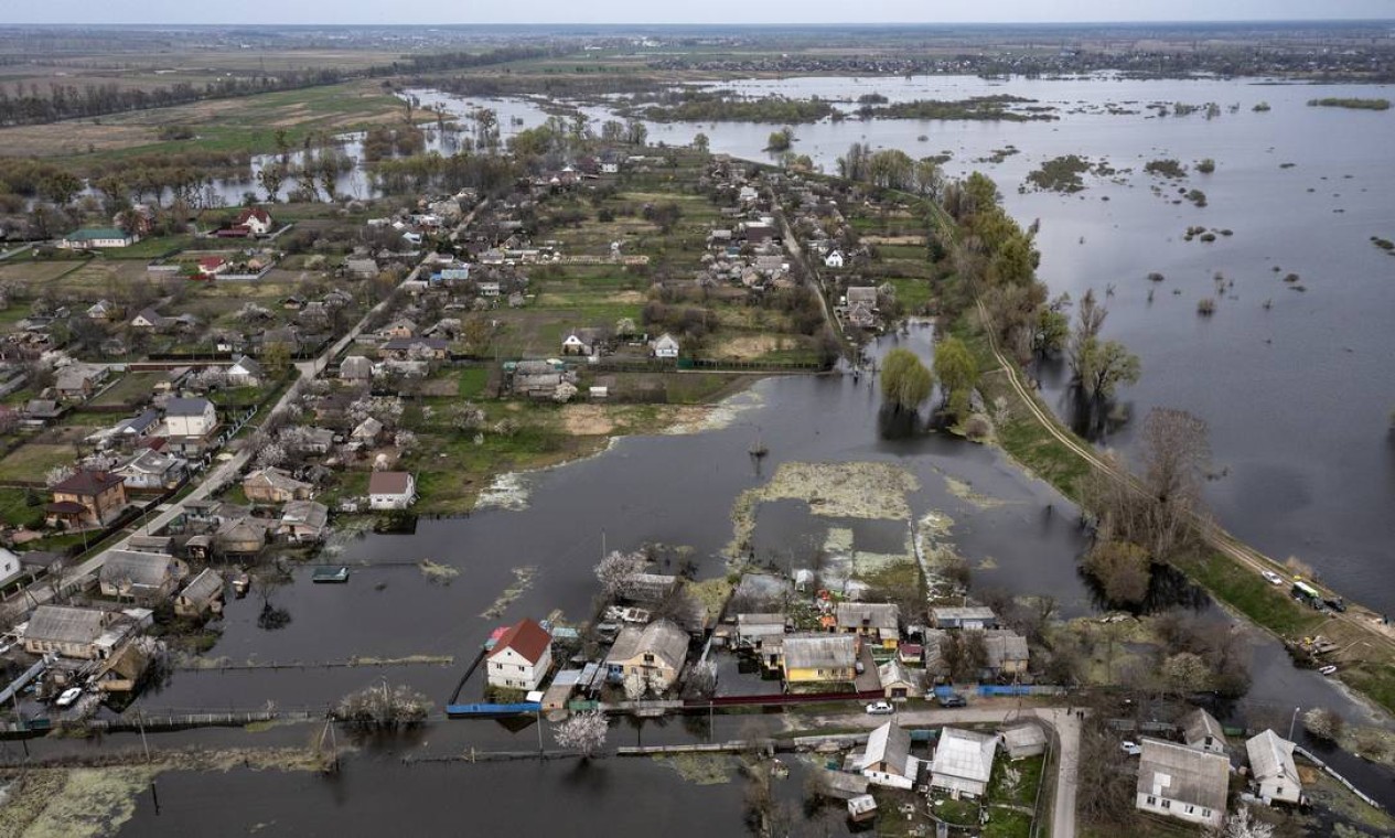 A vila de Demydiv, Ucrânia, inundada em 25 de abri. A Ucrânia liberou água de uma barragem hidrelétrica para bloquear o avanço militar russo, inundando vilarejo Foto: DAVID GUTTENFELDER / David Guttenfelder/The New York Times