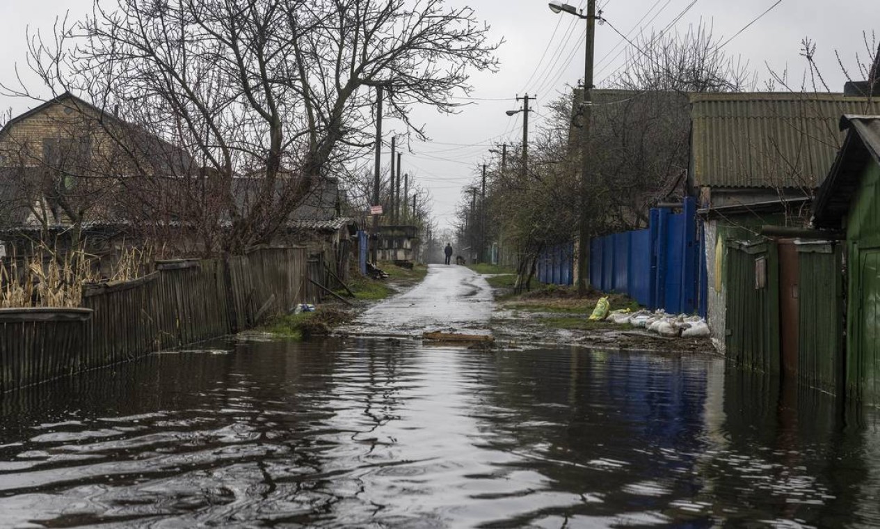 Uma rua inundada em Demydiv Foto: DAVID GUTTENFELDER / David Guttenfelder/The New York Times