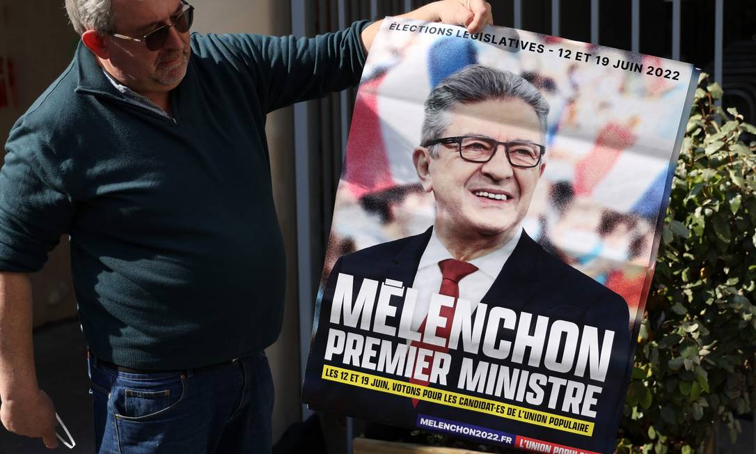 Cartaz mostrando o líder do França Insubmissa, Jéan-Luc Mélenchon, durante a campanha para as eleições legislativas de junho Foto: THOMAS COEX / AFP