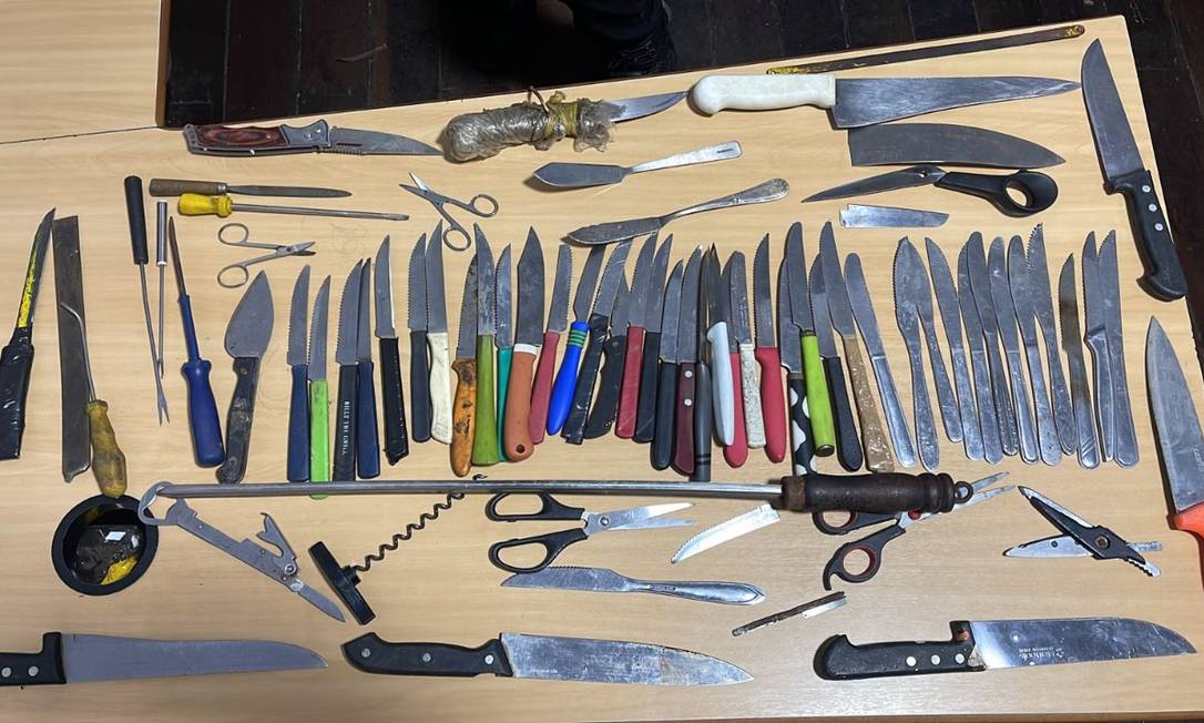 PM apreende mais de 100 objetos como facas, canivetes, tesouras e chaves de fenda com pessoas nas ruas Foto: Divulgação / Polícia Miitar