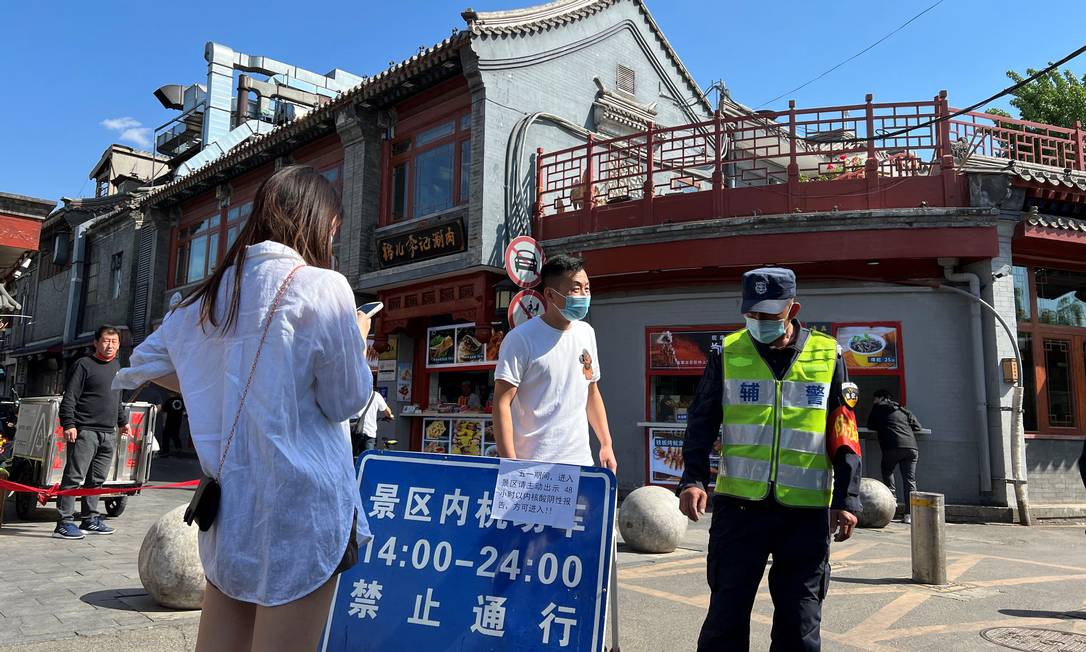 Segurança pede teste de Covid-19 para visitante na entrada de um ponto turístico de Pequim Foto: YEW LUN TIAN / REUTERS
