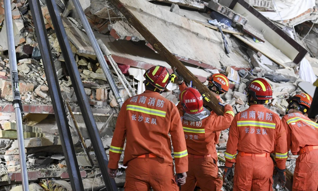 Complexo imobiliário que desabou abrigava um cinema, um hotel e apartamentos Foto: AFP