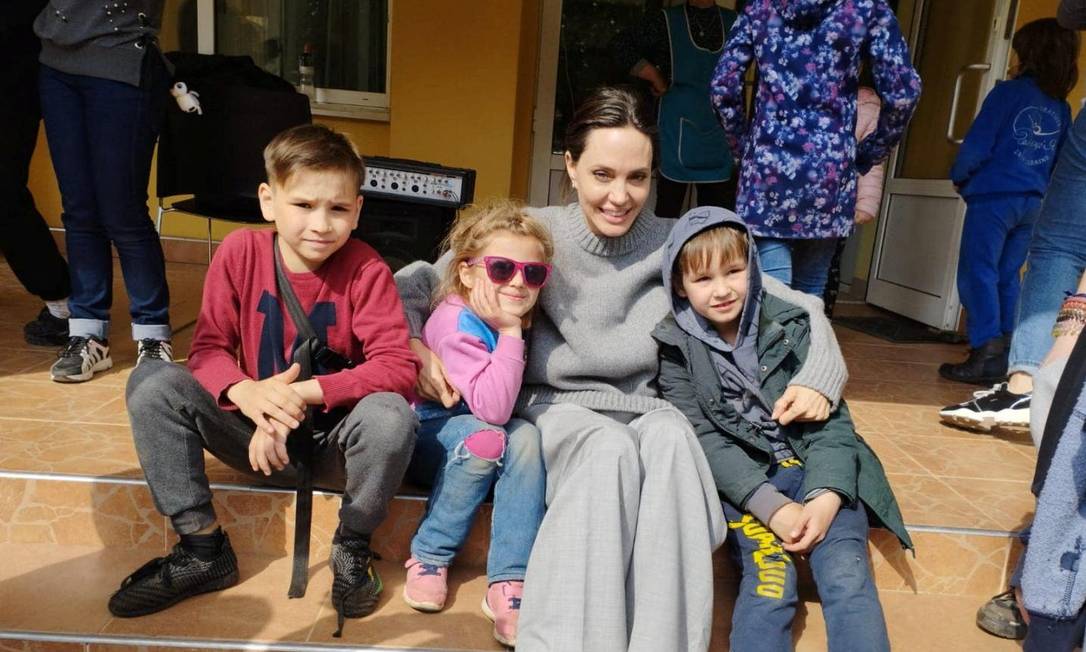 Angelina Jolie com crianças em Lviv, Ucrânia, em 30 de abril de 2022 Foto: LVIV REGIONAL ADMINISTRATION / via REUTERS