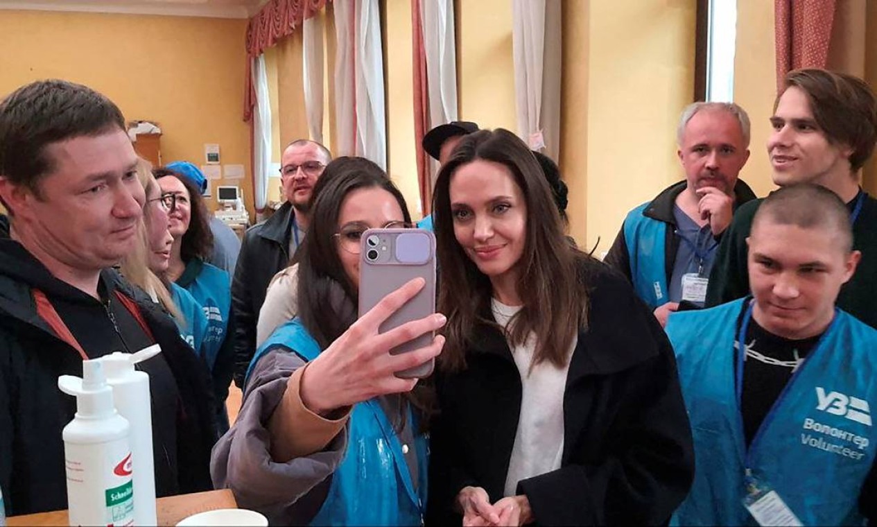 A atriz norte-americana Angelina Jolie, enviada especial da agência da ONU para refugiados, tira uma selfie com uma voluntária enquanto visita estação ferroviária em Lviv Foto: UKRZALIZNYTSIA / VIA REUTERS