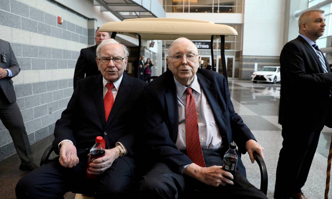Warren Buffet, presidente do Berkshire, de 91 anos, e Charlie Munger, vice-presidente, de 98, na exposição do encontro anual de acionistas do conglomerado em Omaha: refrigerante da Coca-Cola, um dos grandes investimentos do grupo, em mãos Foto: SCOTT MORGAN / REUTERS