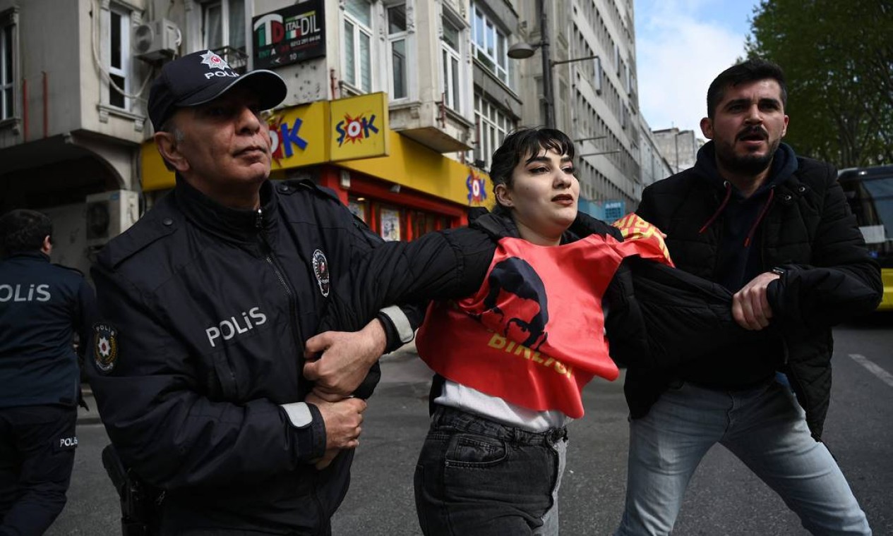 Policiais de choque da Turquia prendem manifestante durante ato do Dia do Trabalhona praça Taksim, distrito de Istambul Foto: OZAN KOSE / AFP