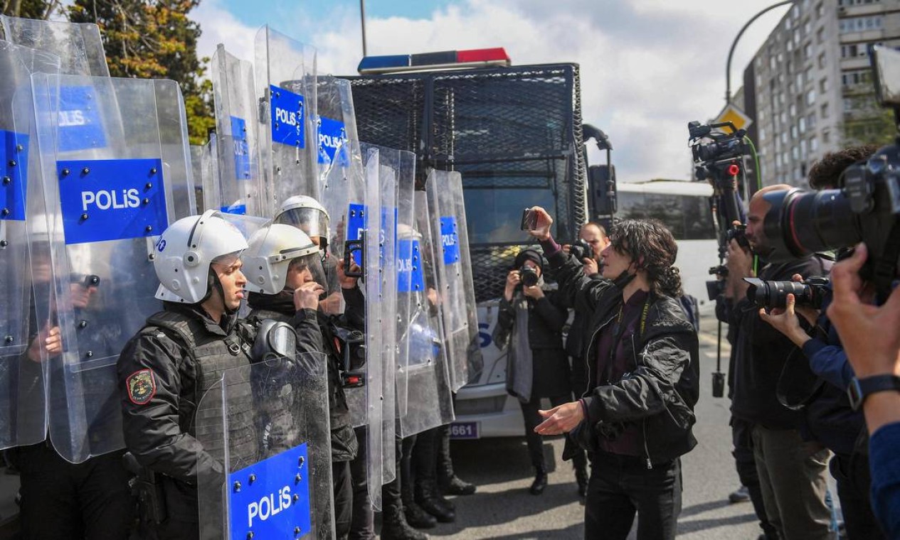 Policiais de choque turcos bloqueiam o acesso à imprensa durante prisão de manifestantes em ato do Dia do Trabalho perto da praça Taksim, em Istambul Foto: BULENT KILIC / AFP