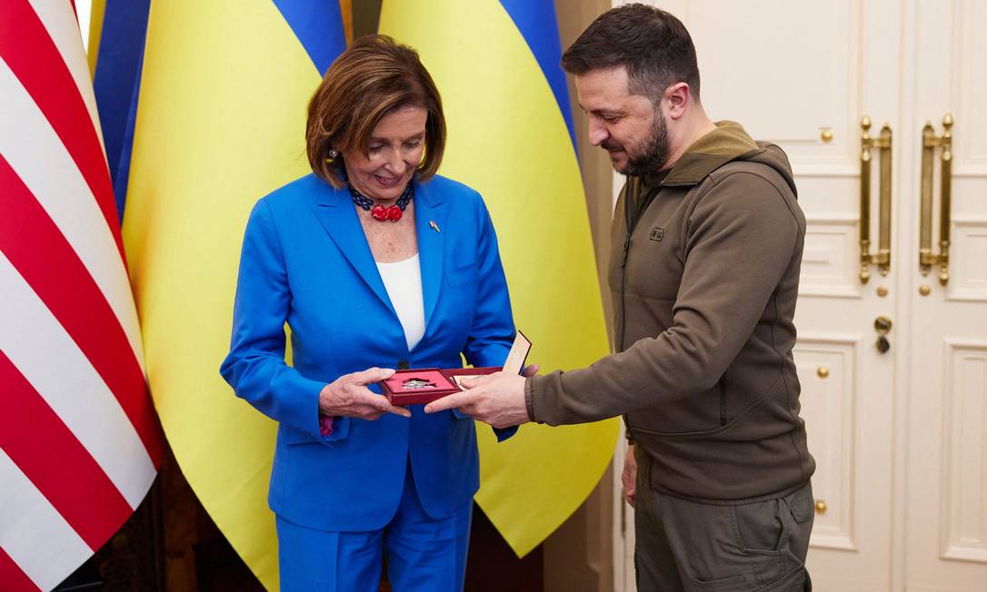 O presidente ucraniano, Volodymyr Zelensky, ao lado da Presidente da Câmara dos EUA, Nancy Pelosi, durante visita a Kiev Foto: STRINGER / AFP