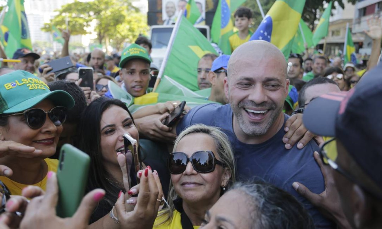 Daniel Silveira com apoiadores, em Niterói, Região Meteropolitana do Rio Foto: Marcia Foletto / Márcia Foletto/Agência O Globo