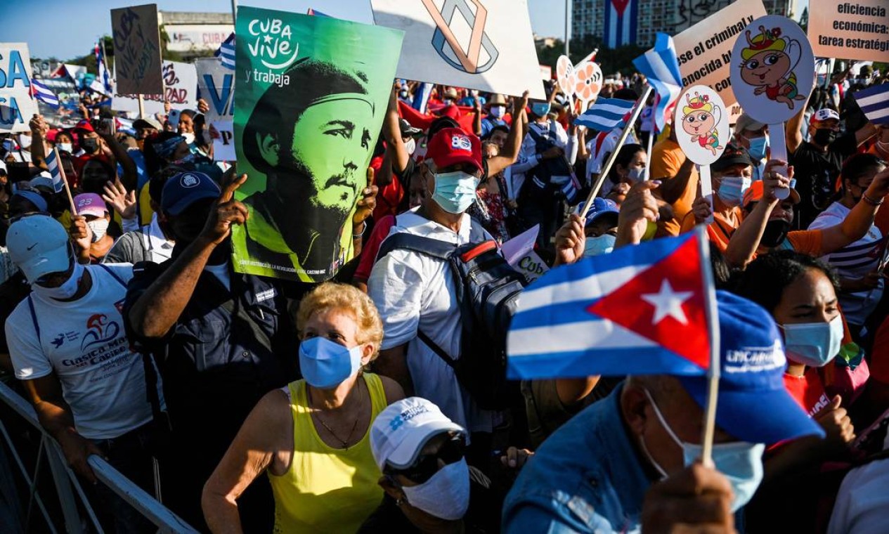 Manifestante leva cartaz com imagem do falecido presidente cubano Fidel Castro durante a comemoração do Dia do Trabalho na Praça da Revolução de Havana Foto: YAMIL LAGE / AFP