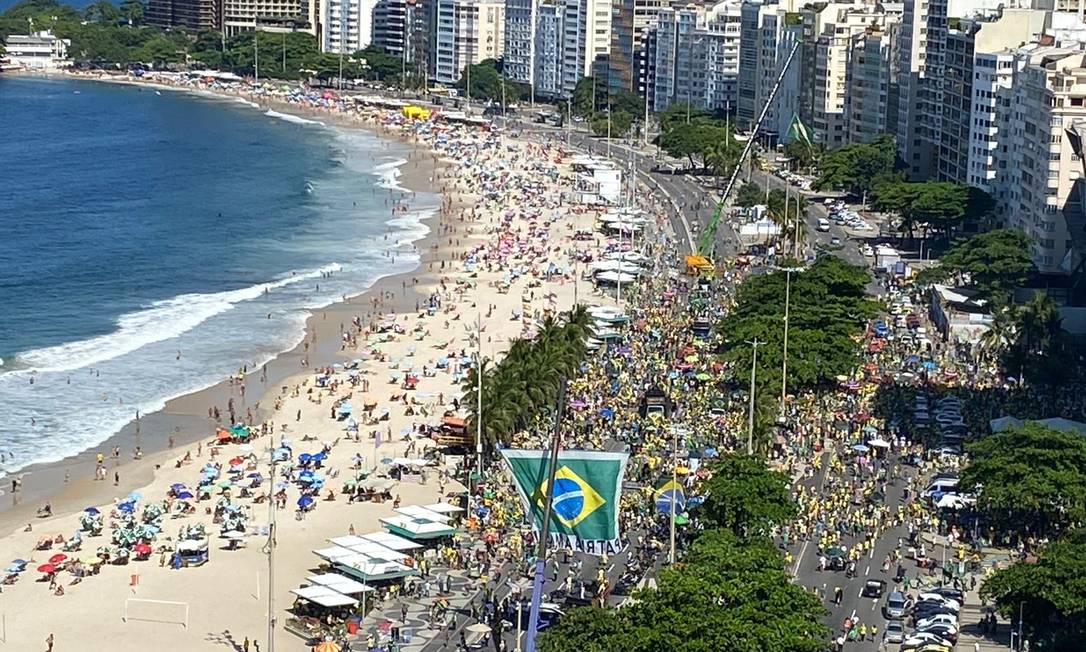 Manifestação em Copacabana reuniu milhares de ativistas em Copacabana Foto: Márcia Folletto/Agência O Globo 