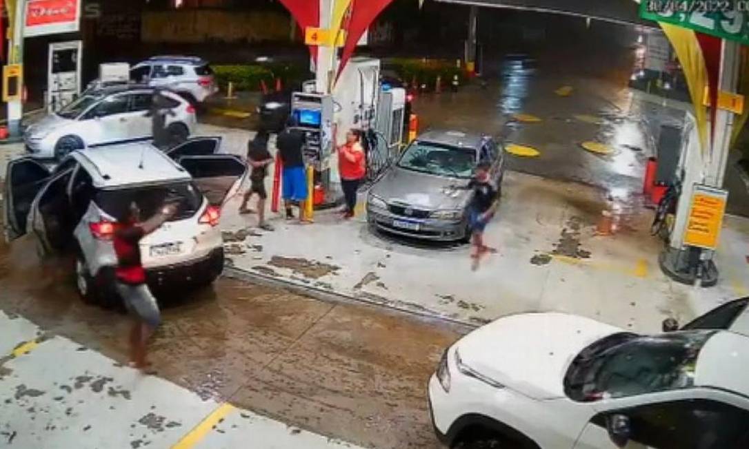 Criminosos roubam posto de gasolina na Zona Norte do Rio Foto: Reprodução