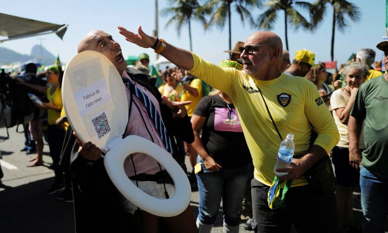 Apoiadores de Bolsonaro participam de manifestação "Pela Liberdade e pelo Brasil", na praia de Copacabana, no Rio de Janeiro Foto: LUCAS LANDAU / LUCAS LANDAU / REUTERS