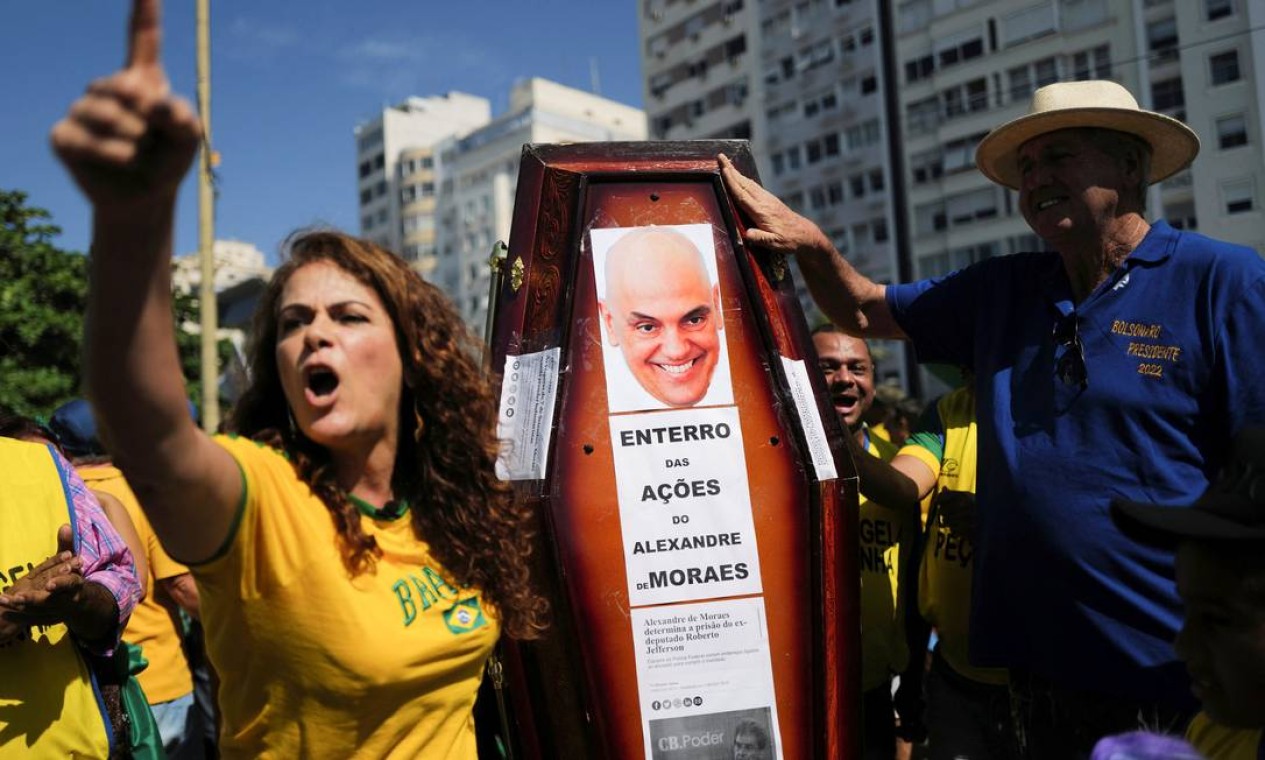 Apoiadores do presidente Jair Bolsonaro seguram caixão com foto do ministro do STF Alexandre de Moraes, em Copacabana Foto: LUCAS LANDAU / LUCAS LANDAU / REUTERS