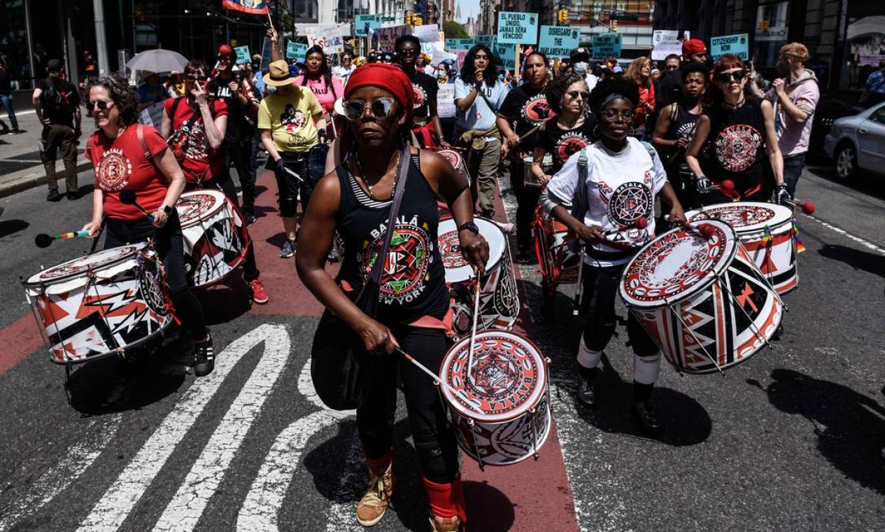 Ritmistas participam de um comício do 1º de maio em Manhattan, Nova York Foto: STEPHANIE KEITH / STEPHANIE KEITH / AFP