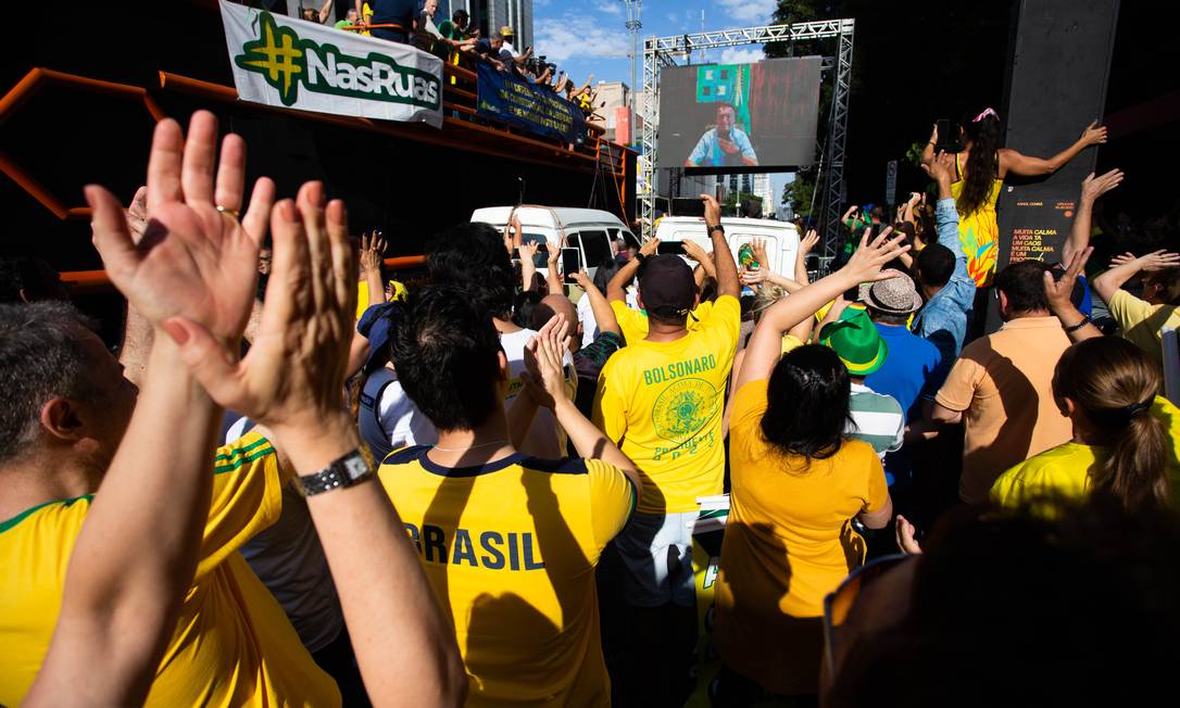 O presidente Jair Bolsonaro fala com os apoiadores em São Paulo através de uma chamada de vídeo Foto: Maria Isabel Oliveira / Agência O Globo