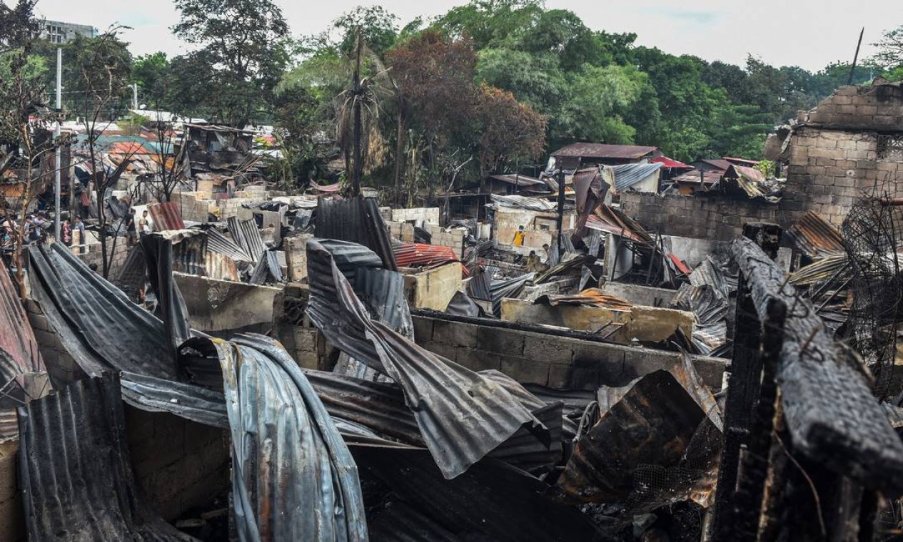 Incêndio provoca esteragos em um assentamento informal dentro do campus da Universidade das Filipinas, em Quezon City, subúrbio de Manila Foto: MARIA TAN / AFP