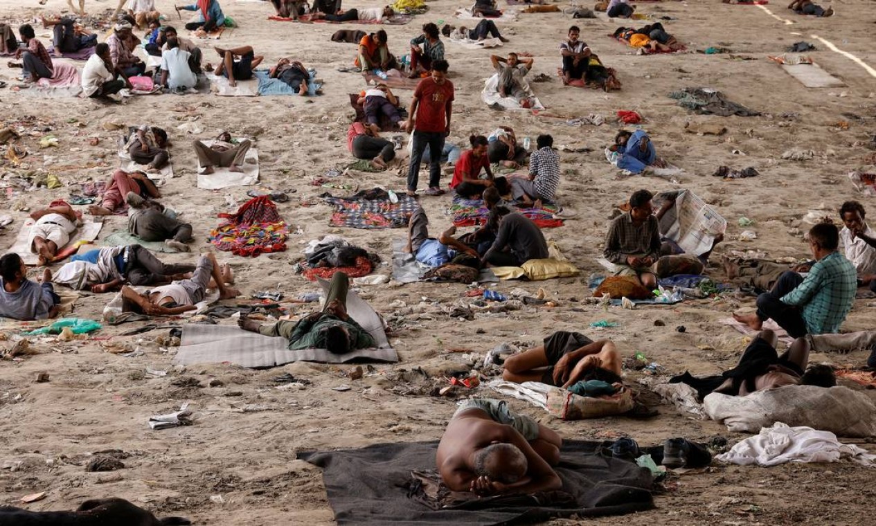 Pessoas dormem no leito do rio Yamuna. Esta é considerada mais forte onda de calor provocada pelo aquecimento global em 122 anos da série histórica Foto: ADNAN ABIDI / REUTERS