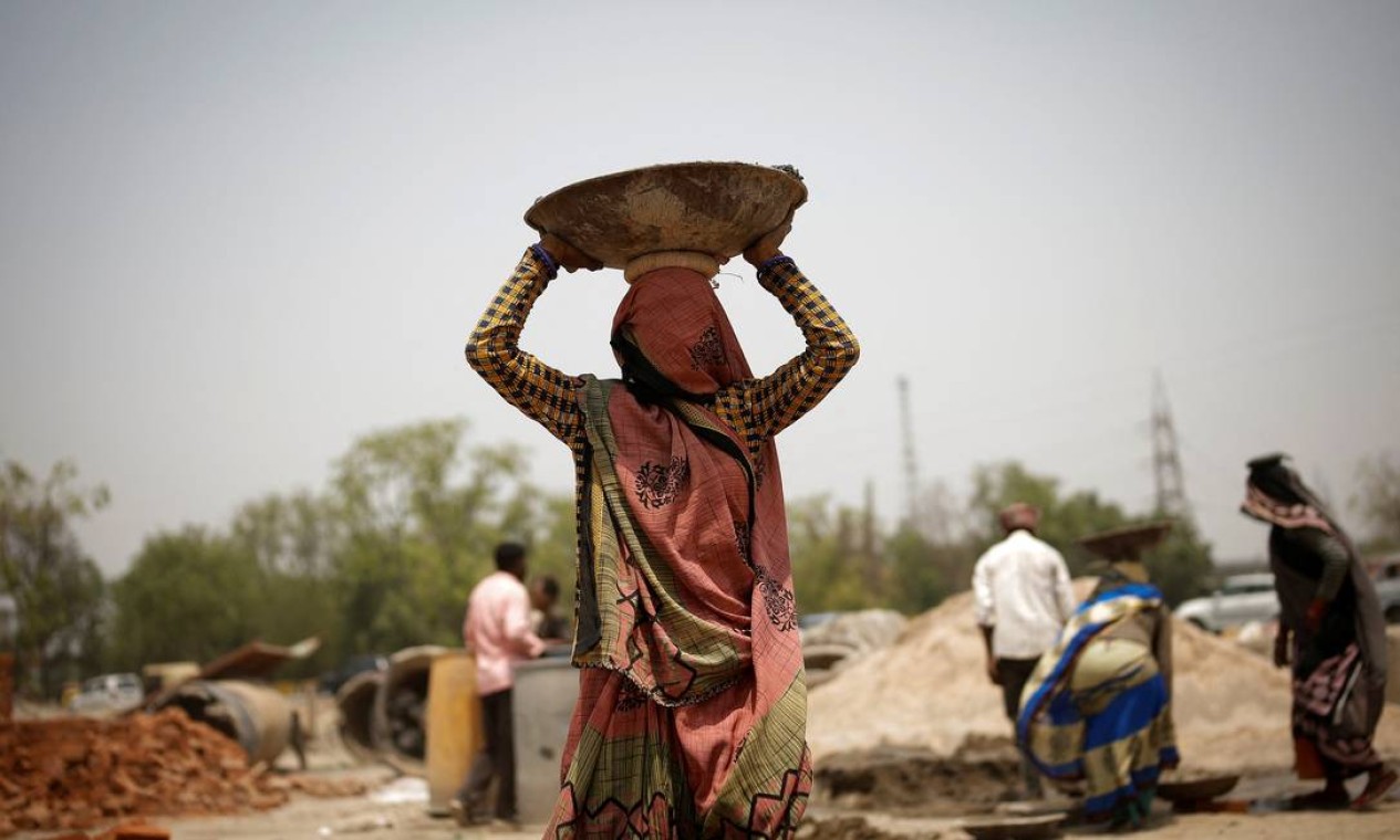 Trabalhadores em um canteiro de obras em Nova Délhi. Partes da Índia testemunharam os mais quentes meses de março e abril já registrados em 122 anos da série histórica Foto: ADNAN ABIDI / REUTERS