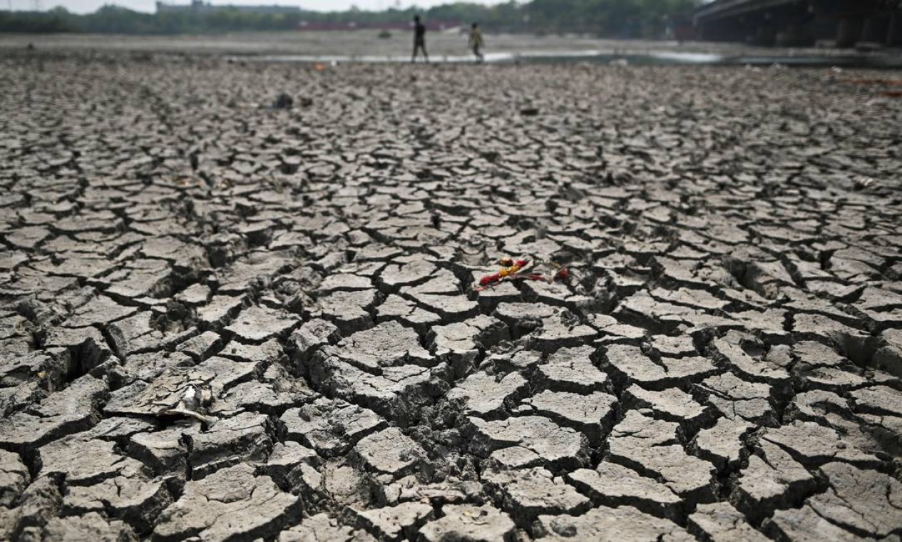 O leito seco do rio Yamuna, em Nova Délhi. Calor sem precedentes coloca sob ameaça vidas, colheitas e o fornecimento de eletricidade Foto: SAJJAD HUSSAIN / AFP
