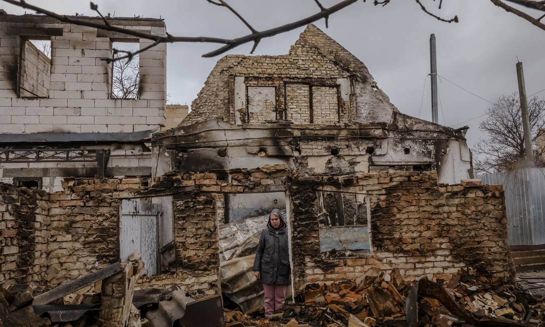Iryna Abramova no que restou da sua casa, em Bucha: "Oleh ainda está aqui" Foto: DANIEL BEREHULAK / NYT/22-4-2022