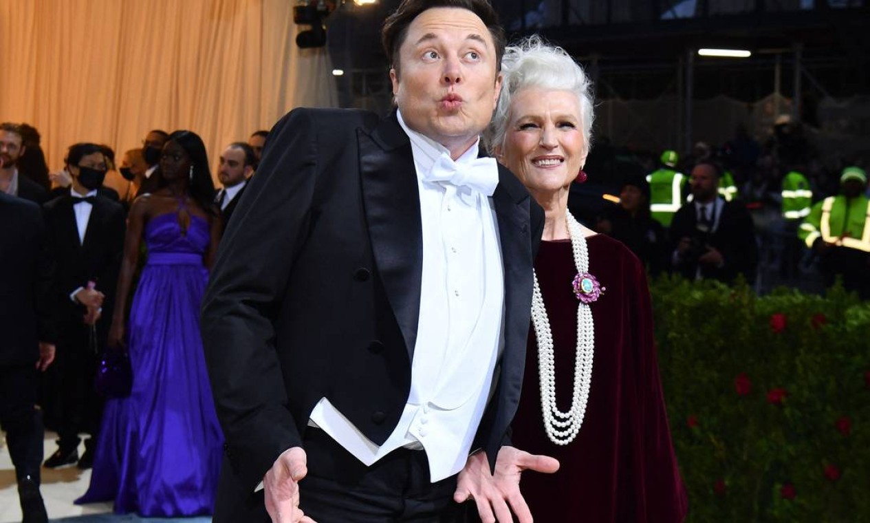 O bilionário Elon Musk, que chamou a atenção do mundo nos últimos dias por comprar o Twitter por US$ 44 bilhões, é umas das celebridades no tapete vermelho do Met Gala, em NY. Ele chegou acompanhado de sua mãe, a modelo e influenciadora digital Maye Musk Foto: ANGELA WEISS / AFP/2-5-2022