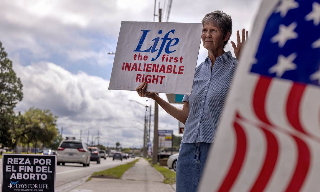 Manifestante exibe cartaz contra o aborto em Jacksonville, na Florida Foto: EVELYN HOCKSTEIN / REUTERS/16-3-2022