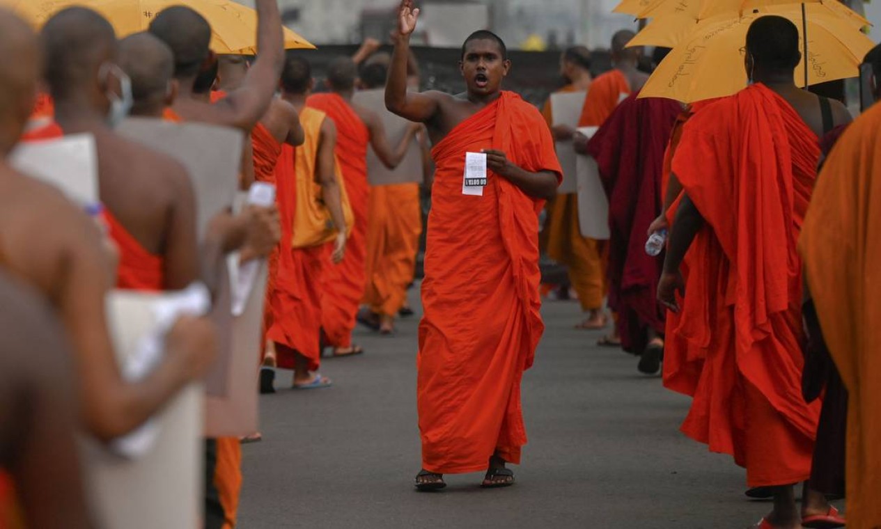 Monges budistas participam de uma manifestação contra o governo em Colombo, exigindo a renúncia do presidente, Gotabaya Rajapaksa, devido à crise econômica Foto: ISHARA S. KODIKARA / AFP