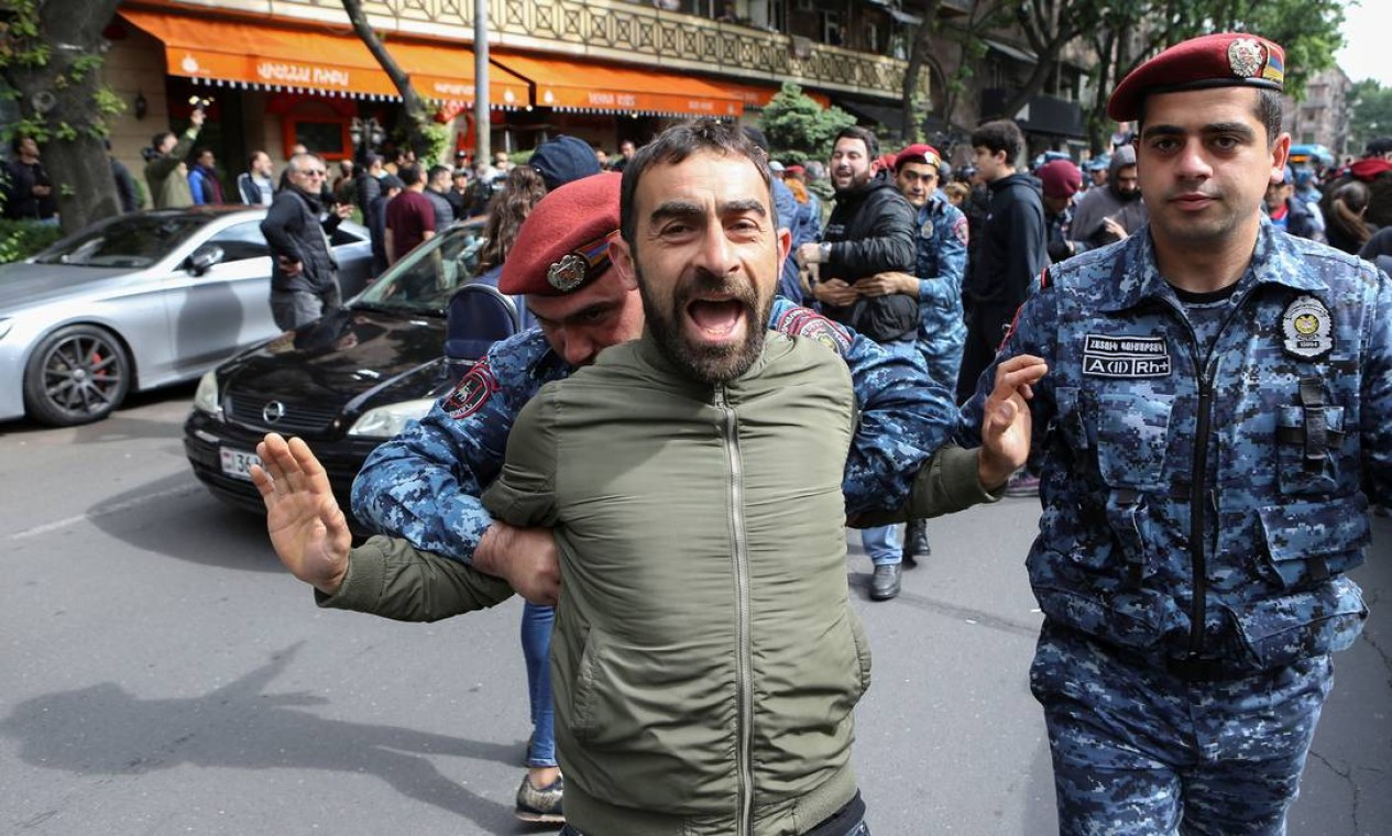 Policiais reprimem manifestante durante protesto em Yerevan, Armênia Foto: PHOTOLURE / via REUTERS
