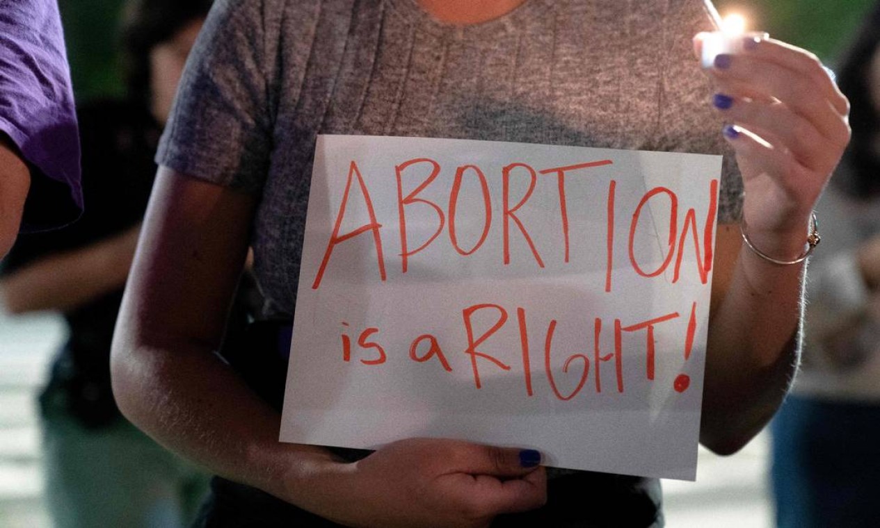 Ativista segura uma placa que diz “Aborto é um direito”. Esboço de uma decisão assinada pelo juiz Samuel Alito que circulou no tribunal em fevereiro foi obtida pelo site americano Politico e divulgada Foto: STEFANI REYNOLDS / AFP