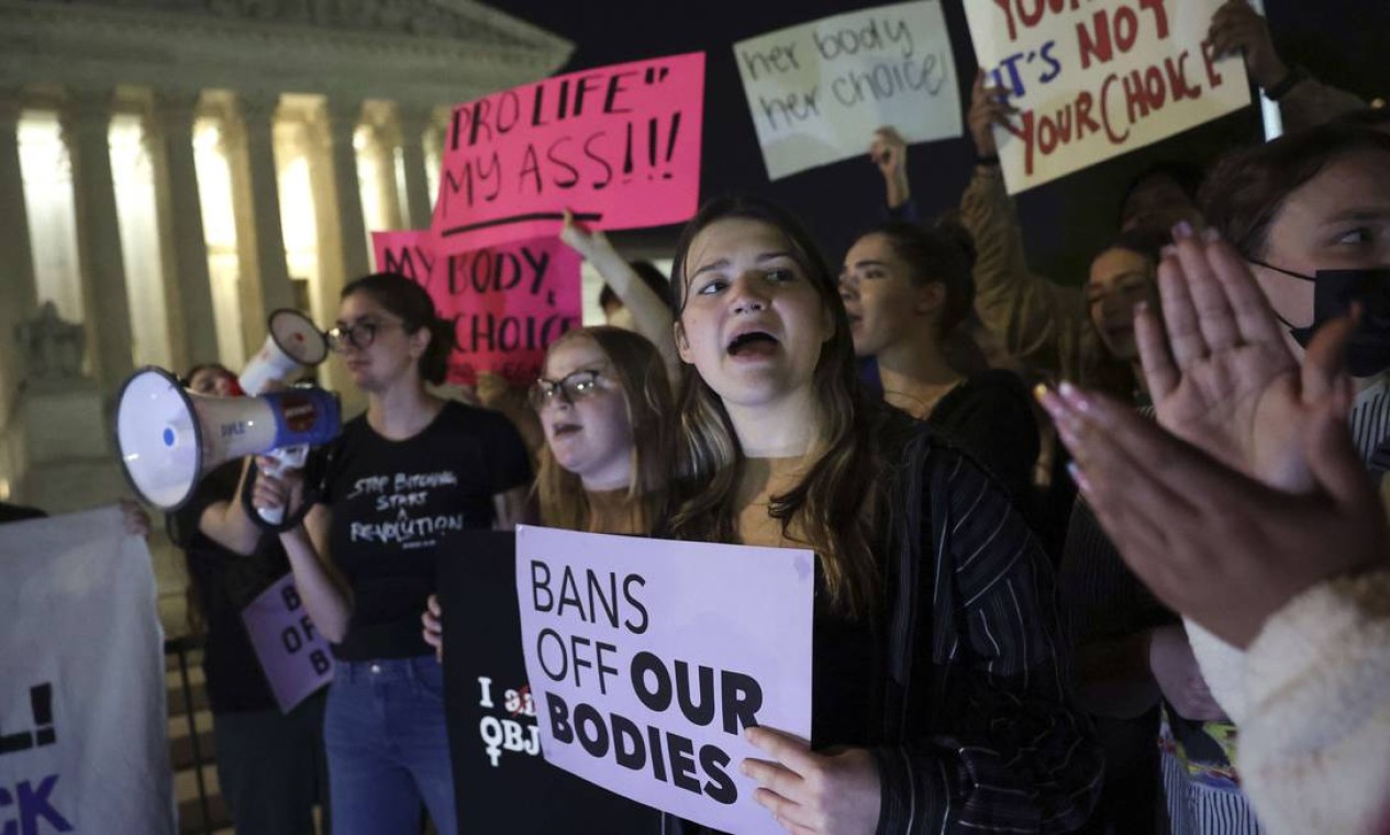 Manifestantes se reúnem do lado de fora da Suprema Corte dos EUA. Esboço de decisão sugere haver maioria para derrubar direito ao aborto, segundo site Foto: Kevin Dietsch / AFP