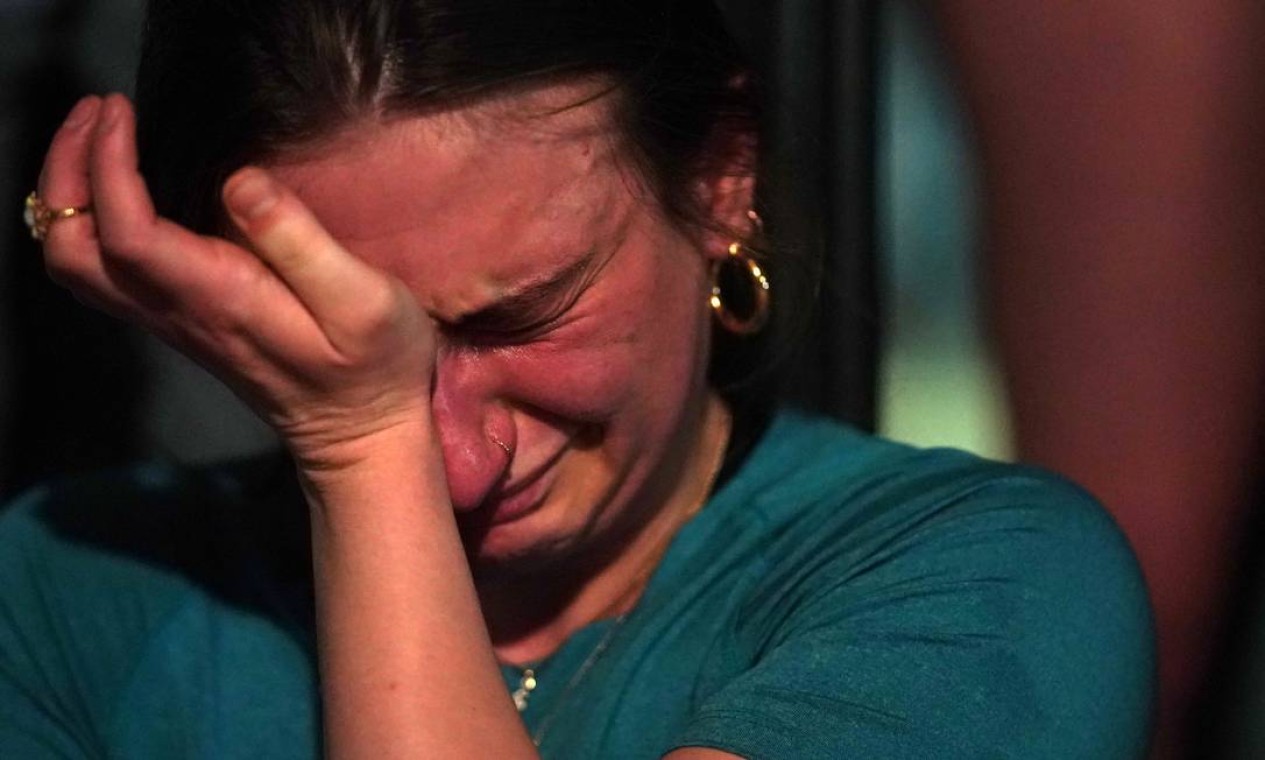 Um ativista pró-escolha chora do lado de fora da Suprema Corte americana Foto: STEFANI REYNOLDS / AFP
