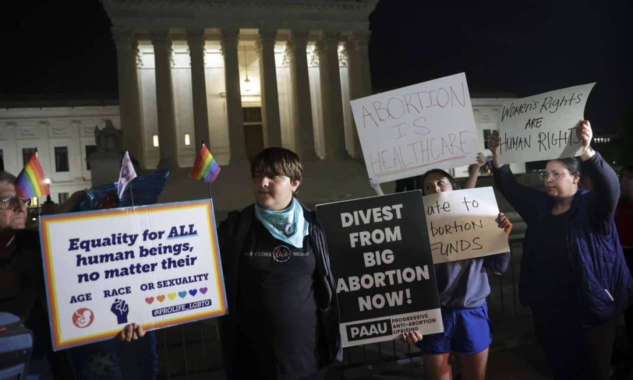 Ativista pró-escolha e anti-aborto participam de ato fora da Suprema Corte dos EUA Foto: Kevin Dietsch / AFP