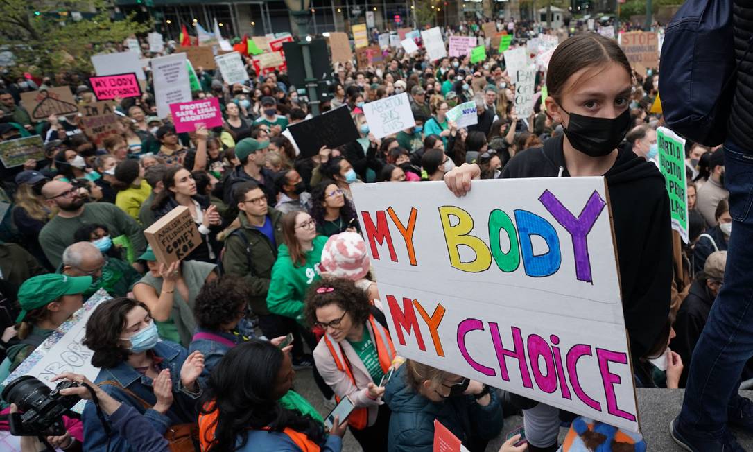 'Meu corpo, minha escolha', diz cartaz de uma mulher em um protesto em Nova York após o vazamento do esboço de uma decisão da Suprema Corte que derrubaria o aborto nos EUA Foto: Bryan R. Smith / AFP