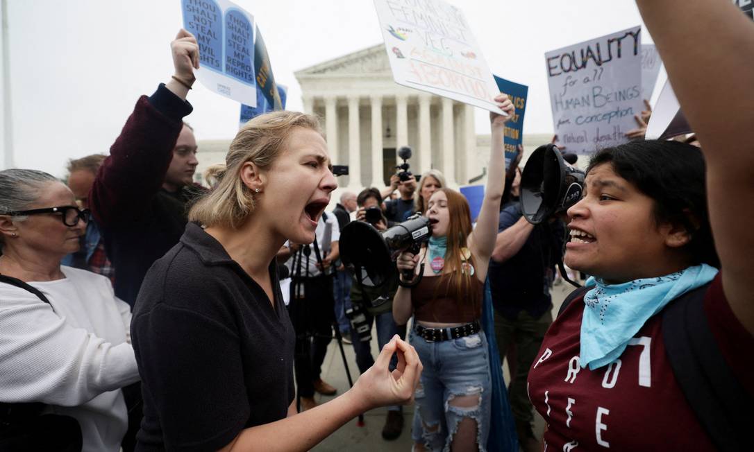 Manifestantes contra e a favor do direito ao aborto discutem durante protestos do lado de fora da Suprema Corte, em Washington Foto: EVELYN HOCKSTEIN / REUTERS