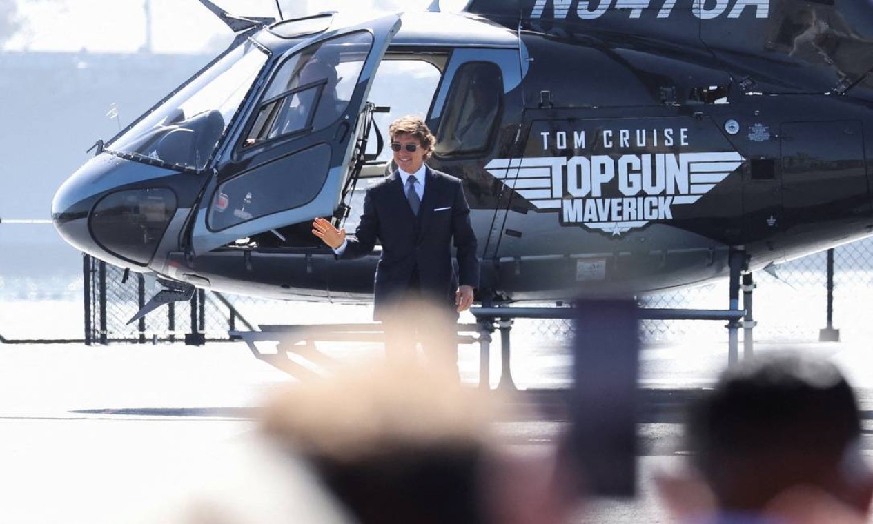 O ator Tom Cruise acena ao chegar na estreia global do filme 'Top Gun: Maverick', no USS Midway Museum, em San Diego, Califórnia Foto: MARIO ANZUONI / REUTERS