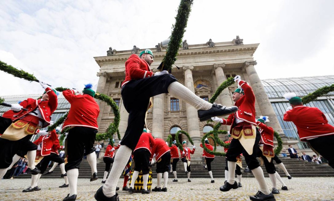 Fabricantes de barris participam de tradicional festa, geralmente realizada a cada sete anos, na época do carnaval, em frente à Chancelaria do Estado da Baviera, em Munique, Alemanha Foto: LUKAS BARTH / REUTERS