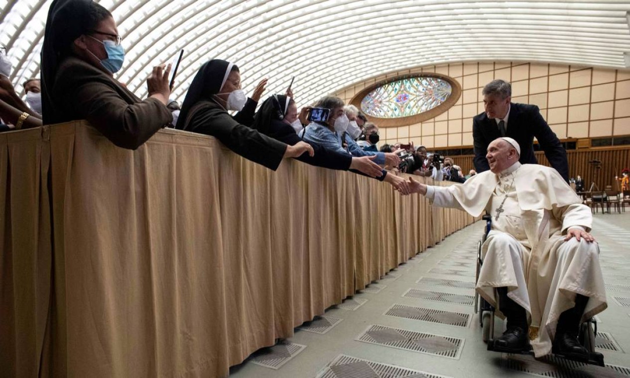 Papa Francisco cumprimenta membros da audiência na assembléia plenária da União Internacional dos Superiores Gerais, no Vaticano Foto: VATICAN MEDIA / via REUTERS