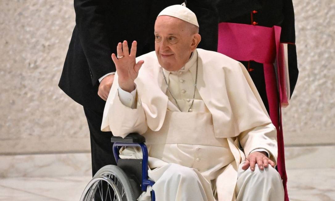 Papa Francisco acena ao chegar em cadeira de rodas durante a audiência aos Participantes da Assembleia Plenária da União Internacional dos Superiores Gerais na sala Paulo VI no Vaticano, em 5 de maio de 2022 Foto: ALBERTO PIZZOLI / AFP