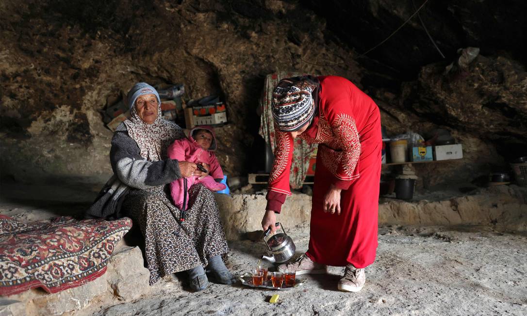 Família palestina mora em caverna na vila de al-Fikheet, na área de Masafer Yata no sul da Cisjordânia Foto: Hazem Bader / AFP